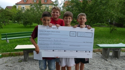 Umweltpreis 2024: Über 200 Euro freuten sich diese Schüler für ihre Klasse an der Grundschule Peißenberg. (Foto: Landratsamt)