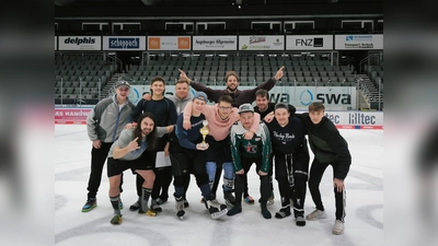 Die Mannschaft freute sich auch über einen zweiten Platz beim Steinle-Cup – den sie dann auch gebührend feierte.  (Foto: Hockey Nerds Lohhof)