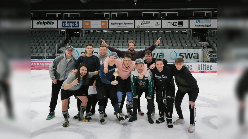 Die Mannschaft freute sich auch über einen zweiten Platz beim Steinle-Cup – den sie dann auch gebührend feierte.  (Foto: Hockey Nerds Lohhof)