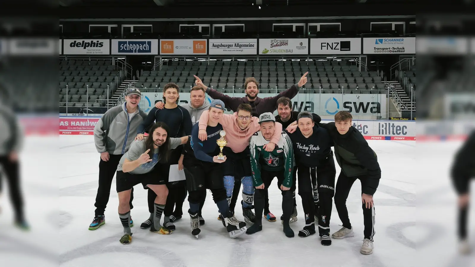 Die Mannschaft freute sich auch über einen zweiten Platz beim Steinle-Cup – den sie dann auch gebührend feierte.  (Foto: Hockey Nerds Lohhof)