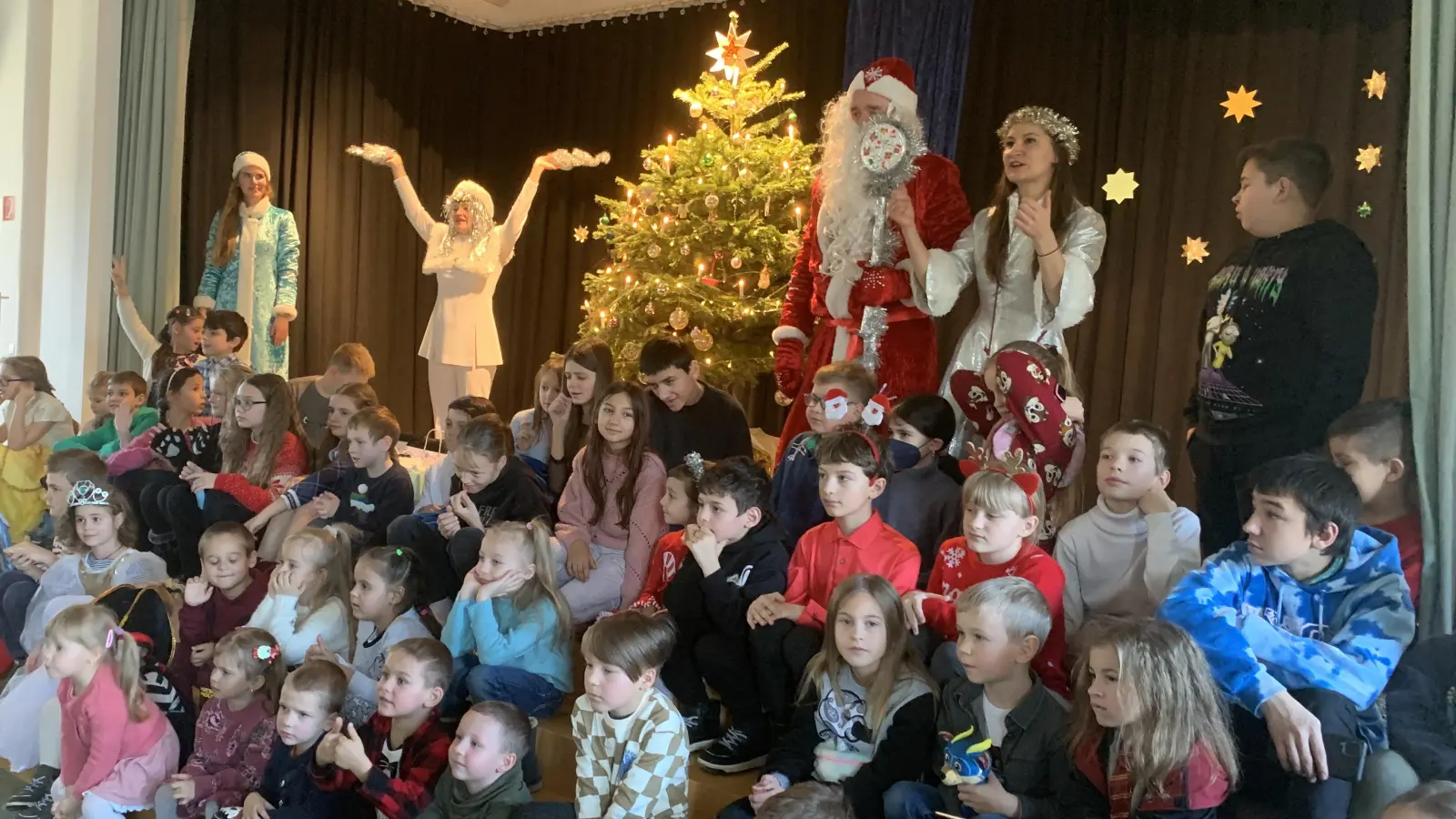 Ein paar schöne Stunden bereiteten die Initiative „Starnberg hilft” und der Lions Club Starnberg ukrainischen Kindern bei einer Weihnachtsfeier mit „Väterchen Frost” und „Schneeflöckchen”. (Foto: Starnberg hilft)