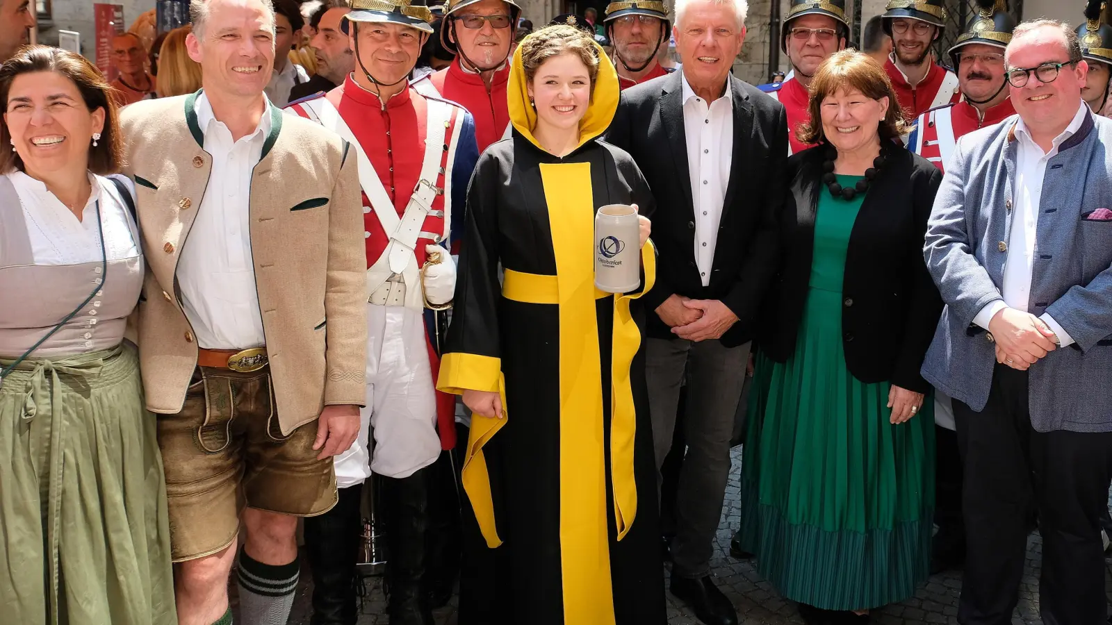 Begrüßten das neue Münchner Kindl Franziska Inselkammer (4. v. r.) herzlich (v. l.) deren Eltern Katharina und Peter Inselkammer, Ob Dieter Reiter samt Frau Petra Reiter und Wirtschaftsreferent Clemens Baumgärtner.  (Foto: Robert Bösl)