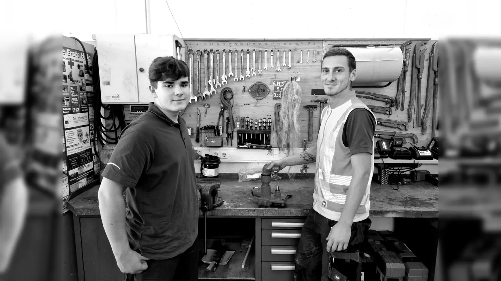 Der neue Azubi Florian Strasser (l.) mit Wassermeister Tobias Resch . (Foto: Gemeindewerke Gilching)