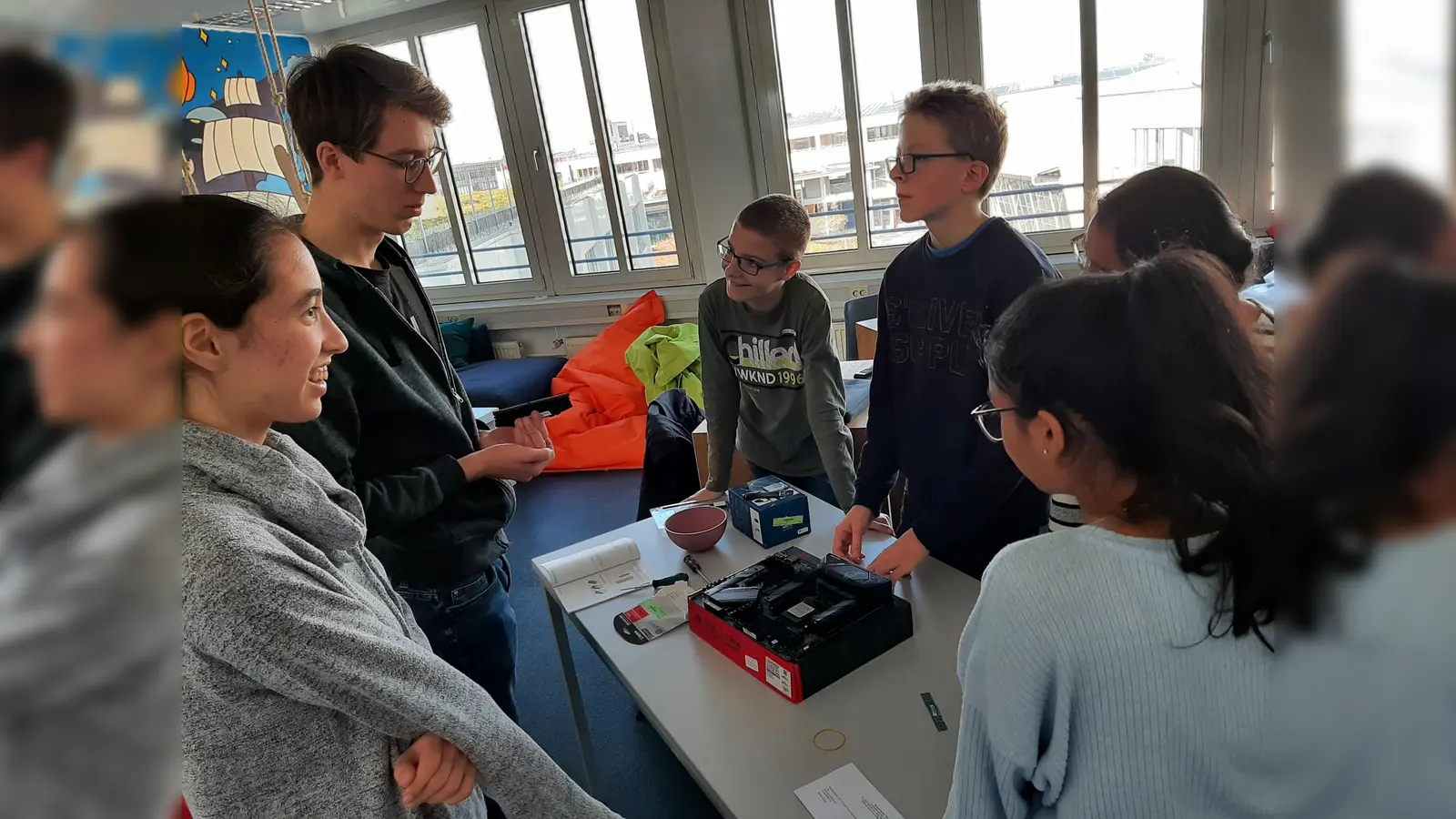 Im Karton befindet sich das Mainboard: Hier werden der Hauptprozessor, der Arbeitsspeicher und die Grafikkarte befestigt. (Foto: DigiClub Germering)