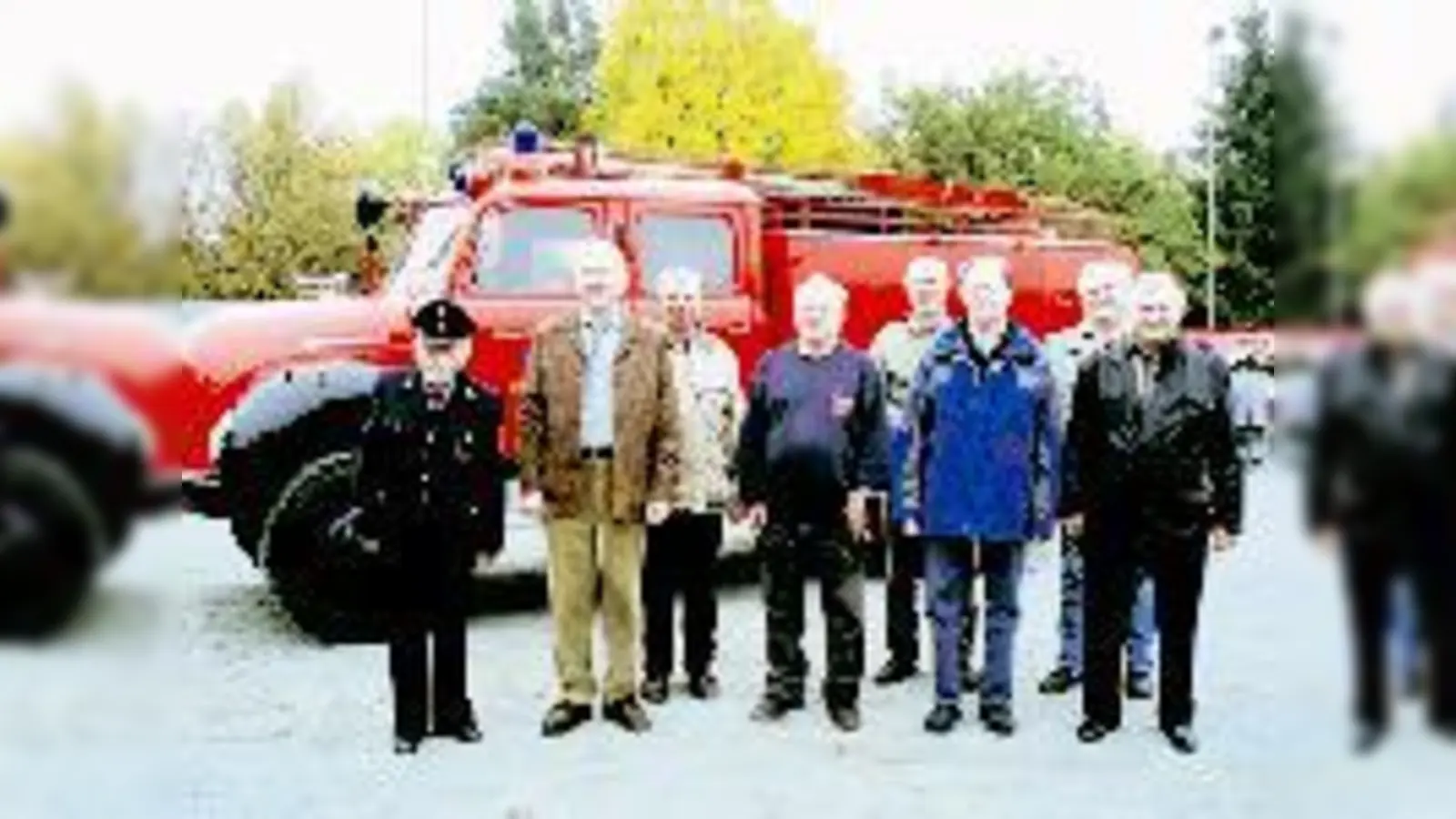 Trafen sich  50 Jahren wieder (v. l.): Ausbilder Paul Roth, Werner Pallusek, Lothar Bachmann, Winfried Giebelen, Anton Doll, Anton Anzi, Hans Sesselmeier und Karl Wolf.   (Foto: Woschée)