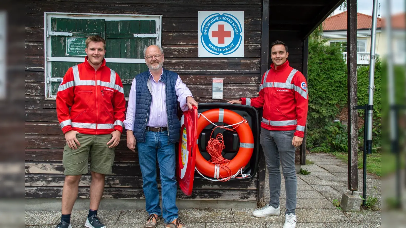 Leon Gambihler (Technischer Leiter Wasserwacht Herrsching), Ulrich Ziegler (Vorstand des Fördervereins der Wasserrettung Herrsching) und Phillip Hildebrandt (stellvertretender Technischer Leiter Wasserwacht Herrsching) (von links) stehen vor dem neuen Rettungsring. (Foto: Wasserwacht Herrsching)