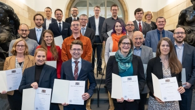 Wissenschaftsminister Markus Blume (hinten Mitte) mit den Trägerinnen und Trägern der „Preise für gute Lehre 2019 und 2020”. (Foto: Universität Augsburg)