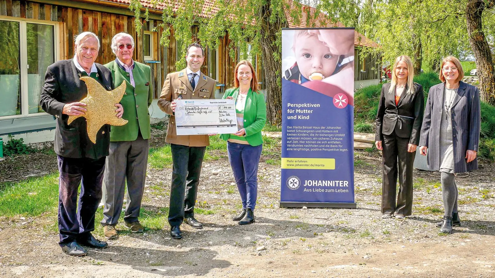 Feierliche Scheckübergabe beim Marita Beissel Haus: Einrichtungsleitung Petra Ott (links) bedankte sich bei Ulrike Philipp von Sternstunden e.V. (Mitte) für die Spende in Höhe von 150.000 Euro.  (Foto: Johanniter)