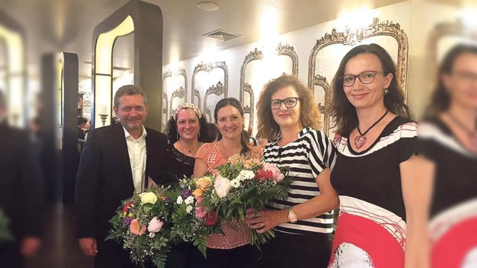 Erster Bürgermeister Klaus Korneder, Simin Rothballer, Eva Schöllhammer, Alina Straub und ihre Nachfolgerin Carina Becher (von links nach rechts).	 (Foto: privat)