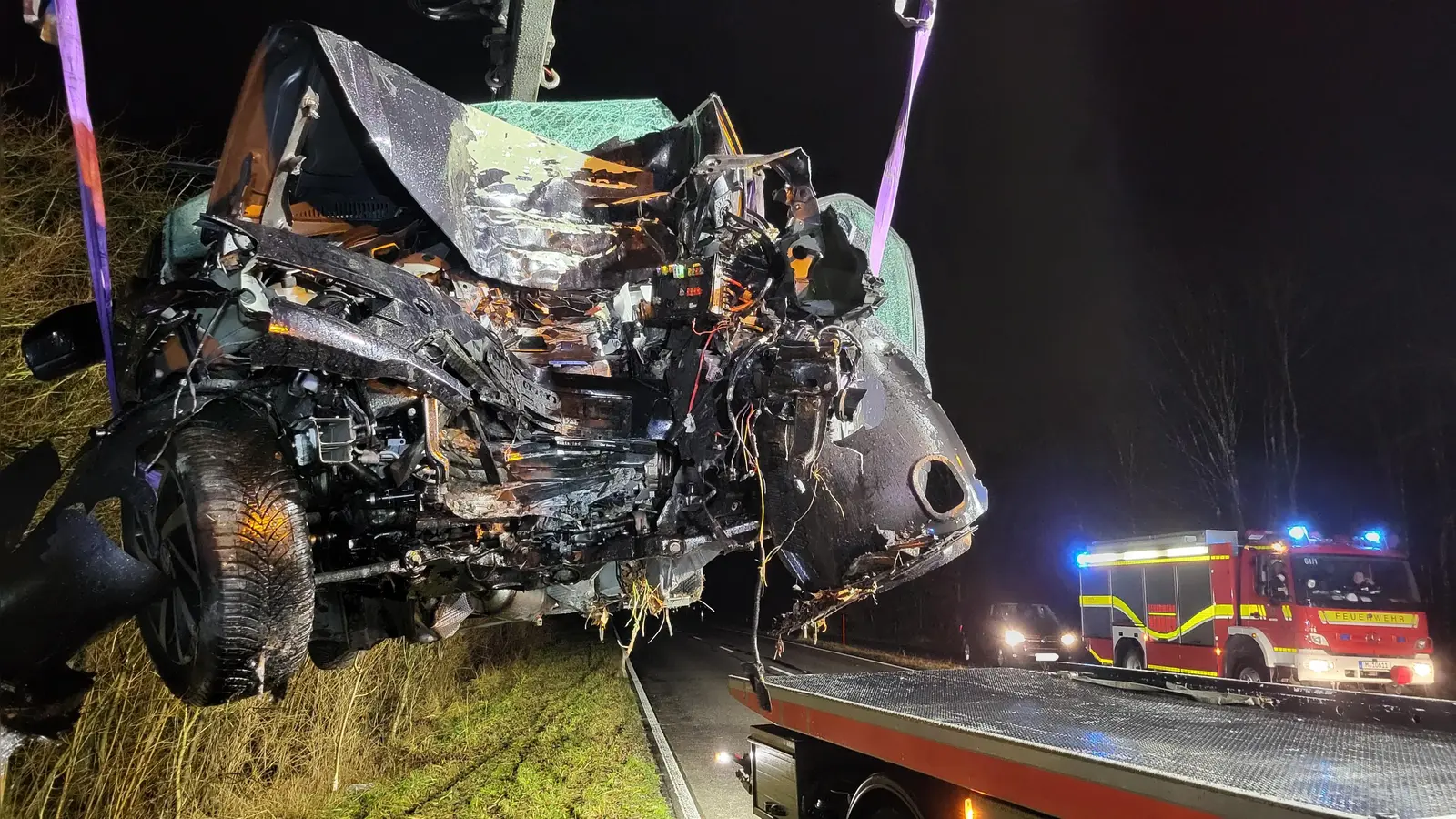 Das Auto des 59-Jährigen wurde bei dem Aufprall völlig zerstört. (Foto: Feuerwehr Neuried)