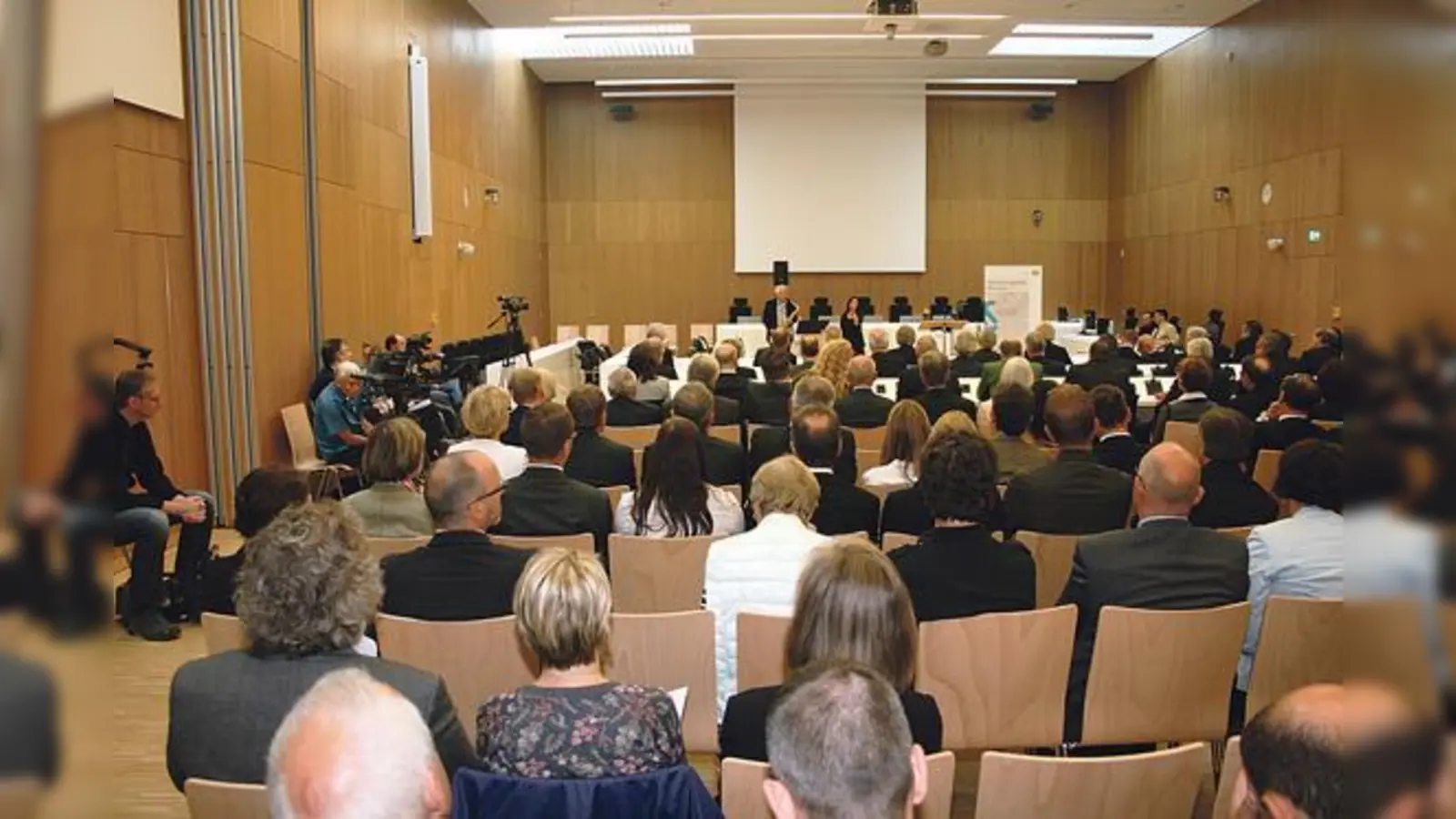 Zur Einweihung des neuen Hochsicherheitssitzungssaals an der JVA Stadelheim waren zahlreiche Gäste gekommen.	 (Foto: OLG München)