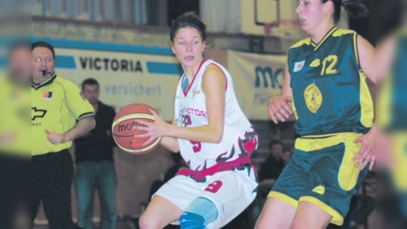 Nicole Schmidt legt an ihrem Geburtstag mit sechs<br>erfolgreichen Dreiern den Grundstein zum Heimerfolg der Germerinnger Basketballerinnen. (Foto: Uli Kreß)