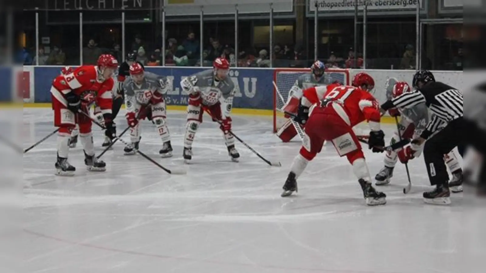 Spielszene aus dem letzten Bayernliga-Hauptrundenmatch zwischen dem EHC Klostersee und dem TEV Miesbach (1:4). (Foto: smg )