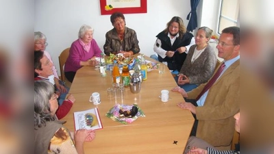 Oberbürgermeister Andreas Haas war gemeinsam mit der Gleichstellungsbeauftragten Renate Konrad (Dritte von rechts) ins Frauen- und Mütterzentrum gekommen, um Fragen rund um das Zentrum zu erörtern. (Foto: pi)