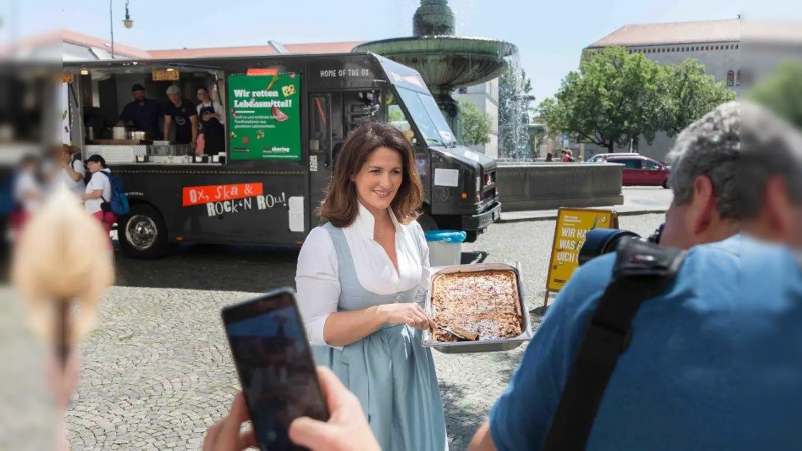 Ernährungsministerin Michaela Kaniber bei einer Foodtruck-Aktion „Wir retten Lebensmittel“ im Sommer vor der Universität am Geschweister-Scholl-Platz in München. (Foto: Hauke Seyfahrt)