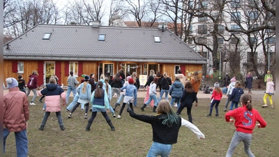 In mehreren Freizeitstätten des KJR können Kids und Teens die Choreographien für „One Billion Rising” einstudieren – hier im Spielhaus Sophienstraße.  (Foto: © Erika Hennig)