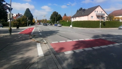 Die Blumenauer Schule liegt an der großen Kreuzung Blumenauer, Wastl-Witt- und Senftenauerstraße. (Foto: job)