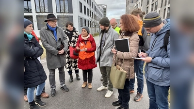 Ortstermin für den S-Bahn-Halt Berdux mit Julia Brummer vom Baureferat, Frieder Vogelsgesang, Christina Krahnke und Nirmin Youness-Daoud von der DB, Alexander Bürkl, Maria Osterhuber-Völkl und Sven Wackermann (v.l.). (Foto: Ulrike Seiffert)