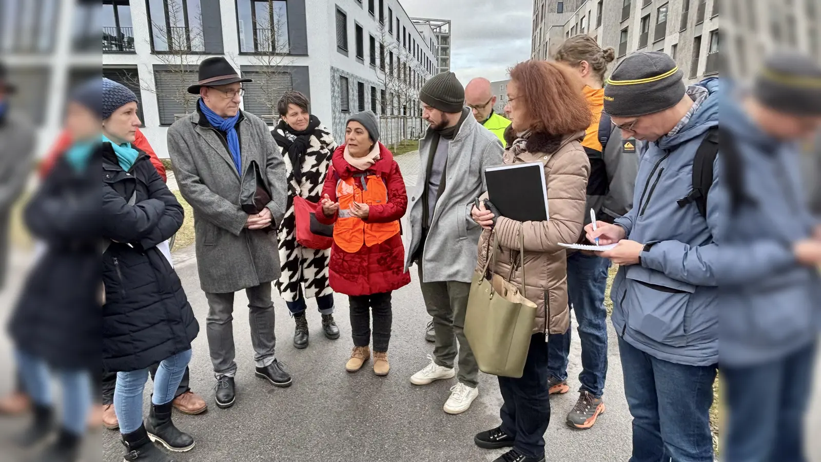 Ortstermin für den S-Bahn-Halt Berdux mit Julia Brummer vom Baureferat, Frieder Vogelsgesang, Christina Krahnke und Nirmin Youness-Daoud von der DB, Alexander Bürkl, Maria Osterhuber-Völkl und Sven Wackermann (v.l.). (Foto: Ulrike Seiffert)