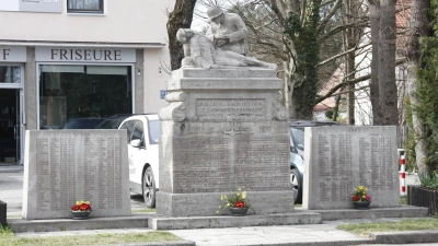 Das Forstenrieder Denkmal erinnert an die getöteten und vermissten Soldaten der beiden Weltkriege. Nicht alle Einträge sind richtig. (Foto: job)