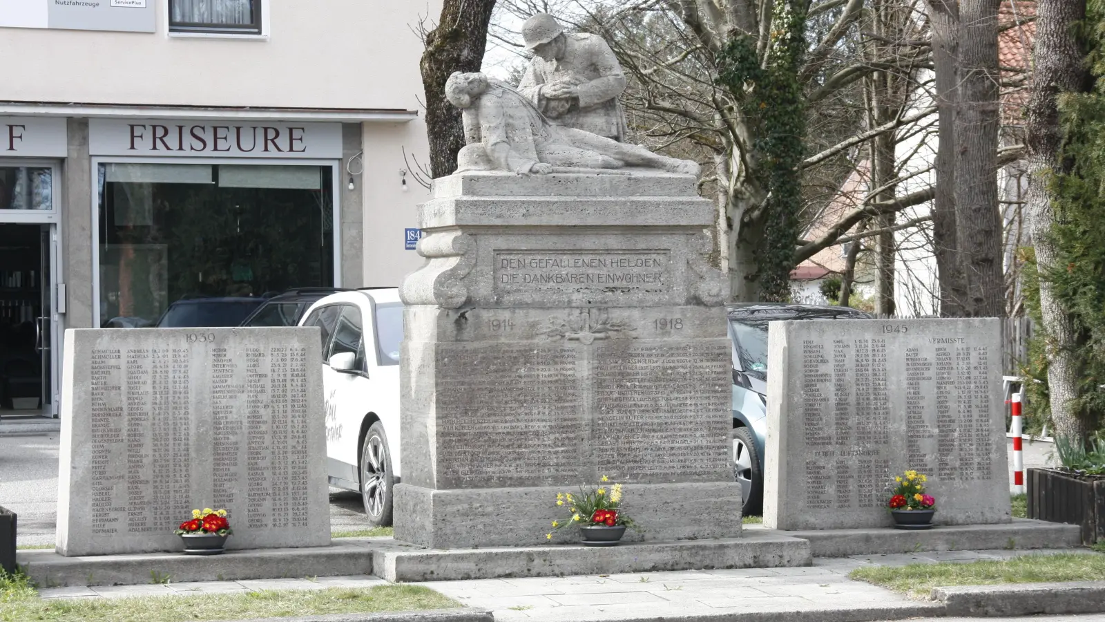 Das Forstenrieder Denkmal erinnert an die getöteten und vermissten Soldaten der beiden Weltkriege. Nicht alle Einträge sind richtig. (Foto: job)