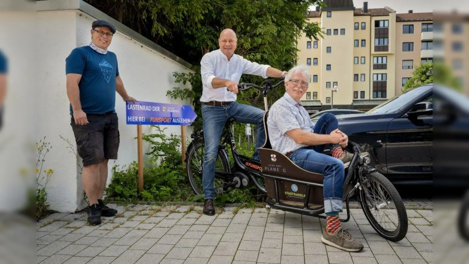 Dirk Oswald von Funsport, Bürgermeister Hermann Nafziger und Mobilitätsreferent Roman Brugger (v.l.) rührten die Werbetrommel fürs Lastenfahrrad. (Foto: Gemeinde Planegg)