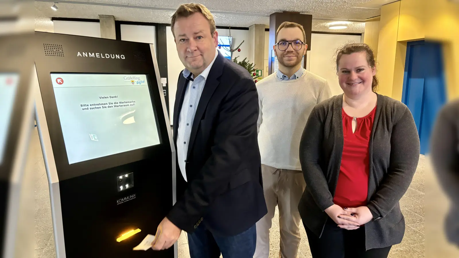 Digital oder analog zum Termin im Einwohnermeldeamt: Bürgermeister Peter Köstler, Florian Neuner und Sandra Zwillich präsentierten das System. (Foto: Ulrike Seiffert)