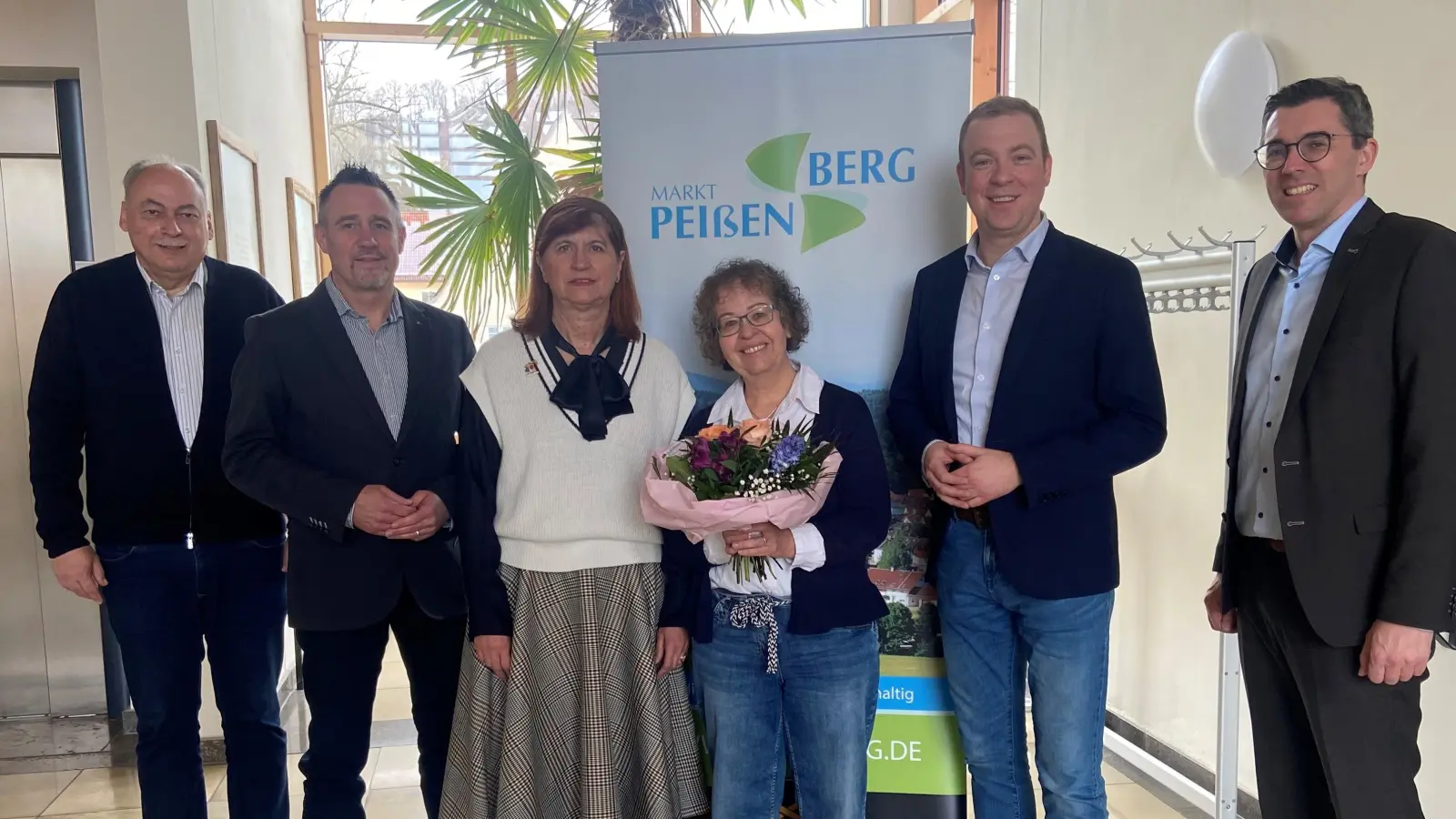 Verabschiedeten Hedwig Schuster (Mitte) im Rathaus (von links): Ludwig Hanakam (Geschäftsleiter), Erich Gehrmann (stellv. Kämmerer), Claudia Gorn (Personalratsvorsitzende), Michael Liedl (Marktkämmerer) und Frank Zellner (Bürgermeister).<br> (Foto: Gemeinde Peißenberg)