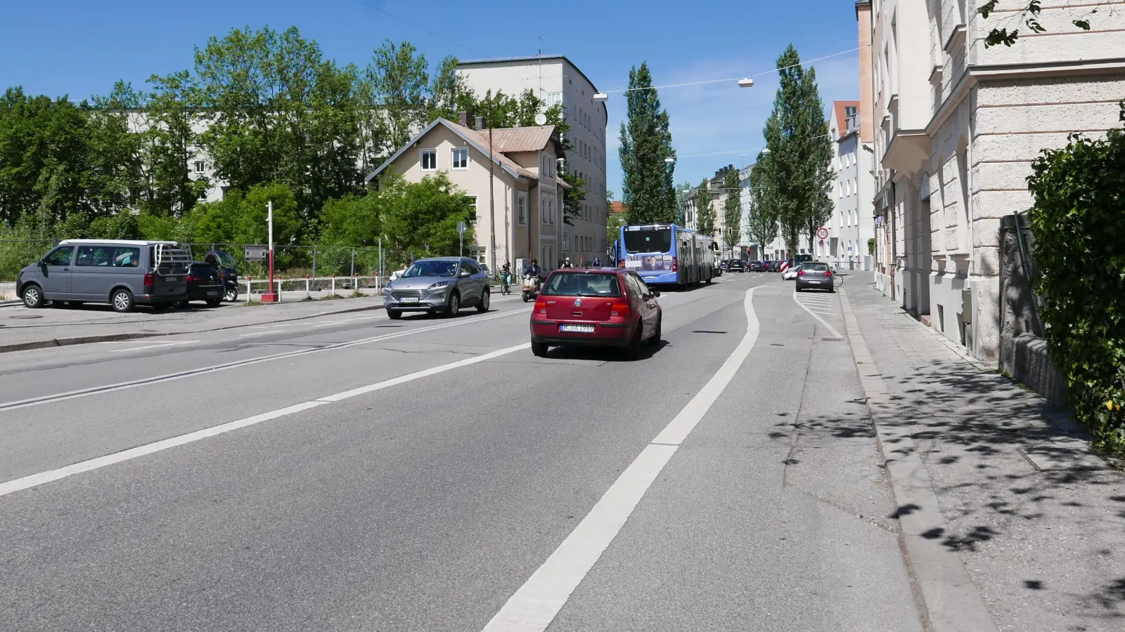 Die Protected Bike Lane auf einem Teilstück der Plinganserstraße wird kurz vor dem Harras wieder enden. Der Radfahrstreifen auf der Fahrbahn geht an dieser Stelle wieder in einen Radweg auf dem Bürgersteig über. (Foto: lsc)