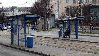 An der Haltestelle „Volkartstraße“ soll künftig auch der Bus 144 Halt machen, das fordern die Anwesenden der Bürgerversammlung mehrheitlich. (Foto: Beatrix Köber)