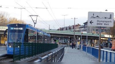 Der Bezirksausschuss will wissen, ob im Zuge der Bauarbeiten an der „Olympiapark West“, die Grünzeiten der Fußgängerampeln verkürzt wurden.  (Foto: Beatrix Köber)