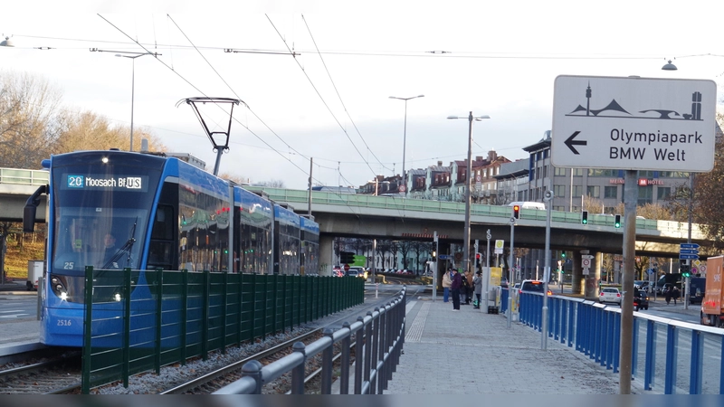 Der Bezirksausschuss will wissen, ob im Zuge der Bauarbeiten an der „Olympiapark West“, die Grünzeiten der Fußgängerampeln verkürzt wurden.  (Foto: Beatrix Köber)