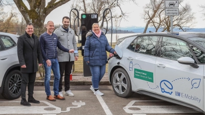 Bauamtsleiter Oliver Gerweck, Andreas Bayer und Rossen Schechredski von den Lechwerken und 2. Bürgermeisterin Christina Reich vor den neuen Ladestationen auf dem Parkplatz an der Rieder Straße (v.l.).<br> (Foto: Gemeinde Herrsching)