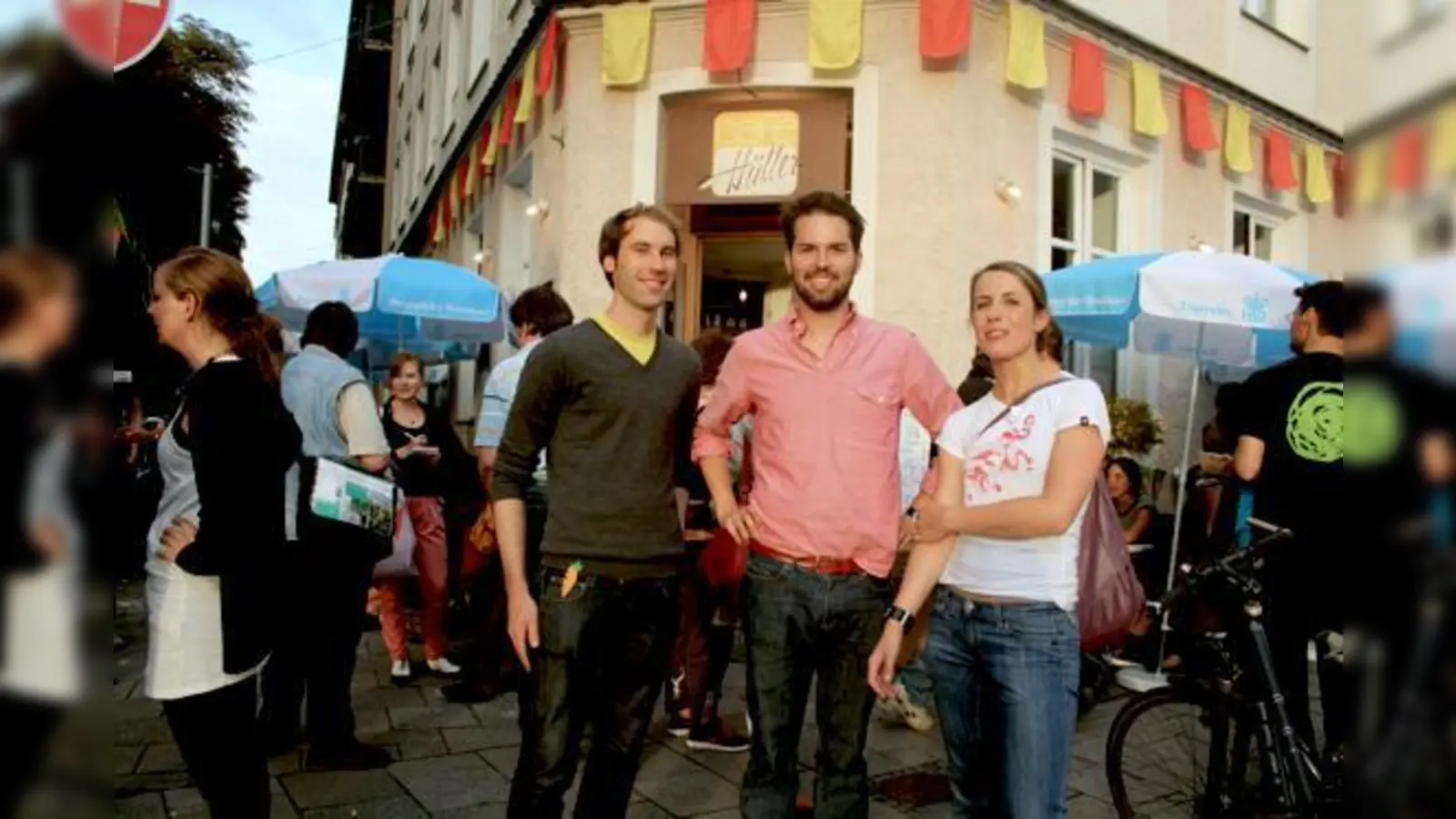 Felix, Wolf und Lara (von links) waren gerne bereit, an diesem Tag im Café Hüller etwas mehr zu konsumieren  der Umwelt zuliebe.	 (Foto: js)