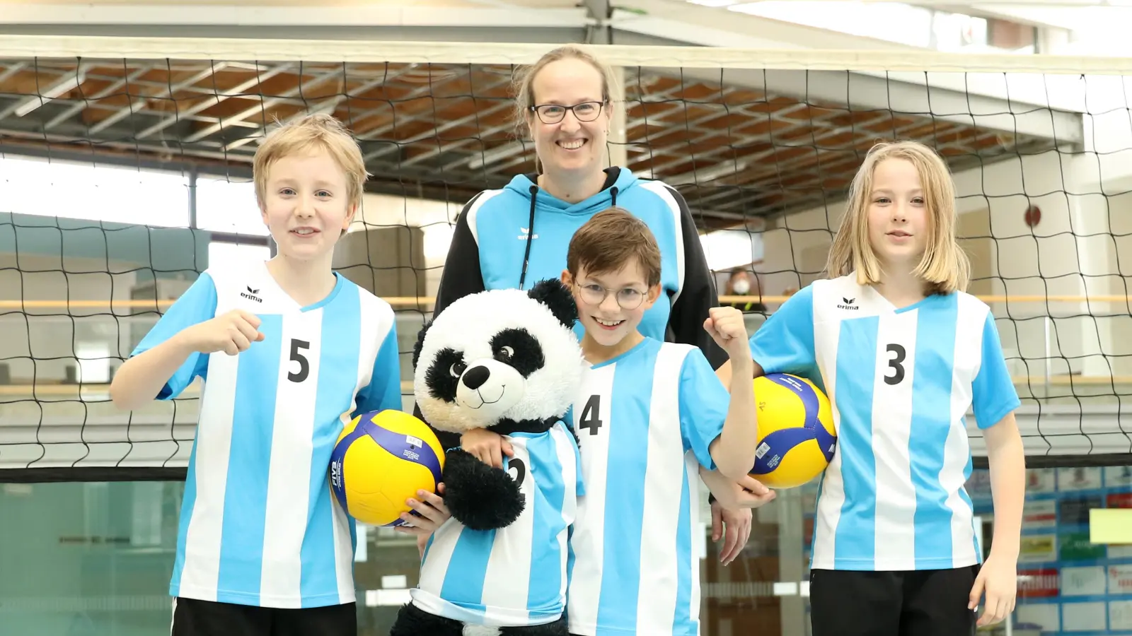 Große Freude bei den U13-Volleyballern des TSV Starnberg über den Einzug ins Oberbayern-Finale bei Jannik Pohlus (links), Trainerin Anthrin Schäfle, Noah Reitberger und Sebastian Klein mit Maskottchen „Pandi“. (Foto: TSV Starnberg)