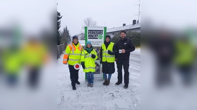 PHMin Leder Ramona, Dittmer Astrid (seit 3 Jahren Lotsin), Grusz Cornelia (seit 13 Jahren Lotsin) beide aus Zorneding und Bernhard Schweida Kreisverkehrswacht Ebersberg beim gemeinsamen Teetrinken. (Foto: PI Poing)