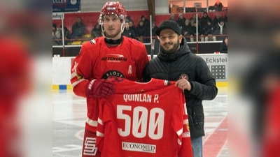 Stürmer Philipp Quinlan vom EHC Klostersee zusammen mit Vorstandsmitglied Ferdinand Bacher bei der Ehrung für das 500. Pflichtspiel. (Foto: smg)