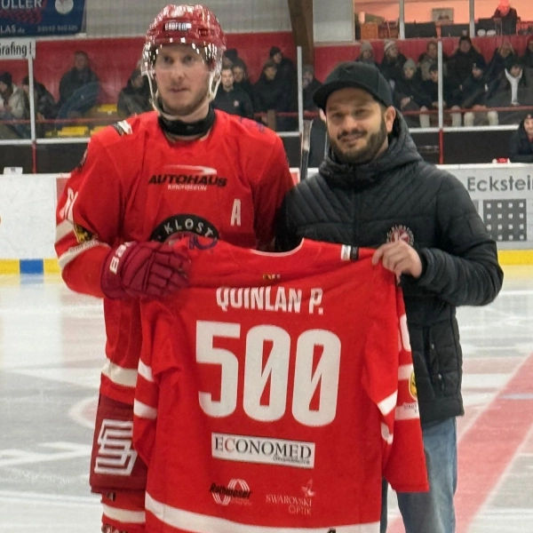 Stürmer Philipp Quinlan vom EHC Klostersee zusammen mit Vorstandsmitglied Ferdinand Bacher bei der Ehrung für das 500. Pflichtspiel. (Foto: smg)