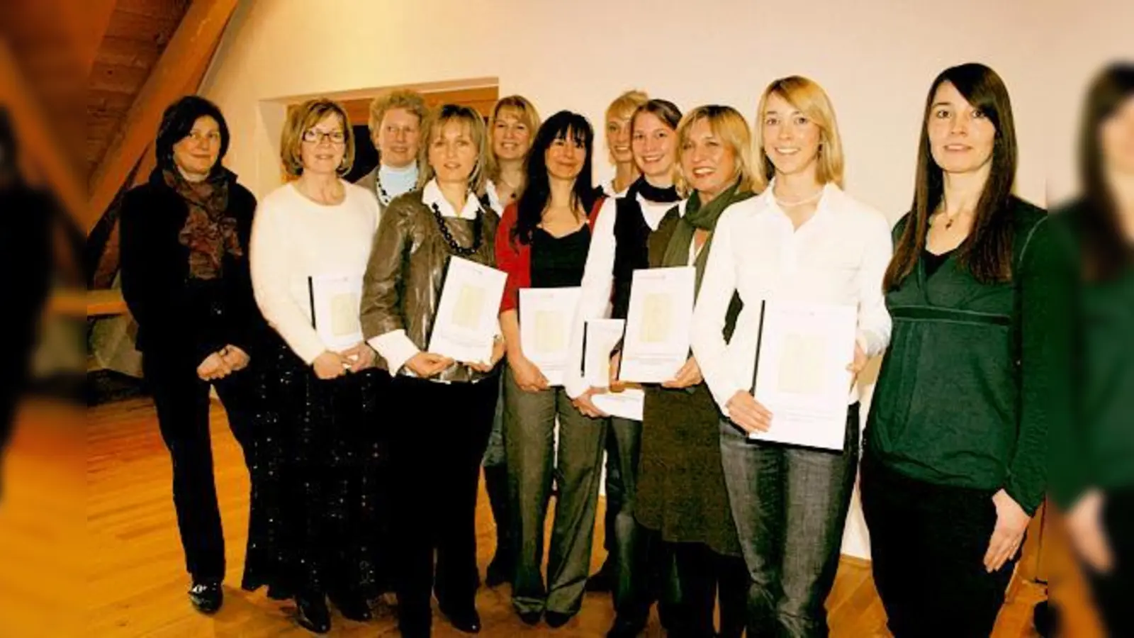 Ingrid Sauer, Regina Berberich, Karin Nittmann, Heidi Gesell, Ilka Knapp, Adele Cordes, Marina Schön, Andrea Schütz, Birgitt Timper, Martina Kauschinger und Ulrike Head(v. li.) halfen fleißig mit.	  (Foto: pt)