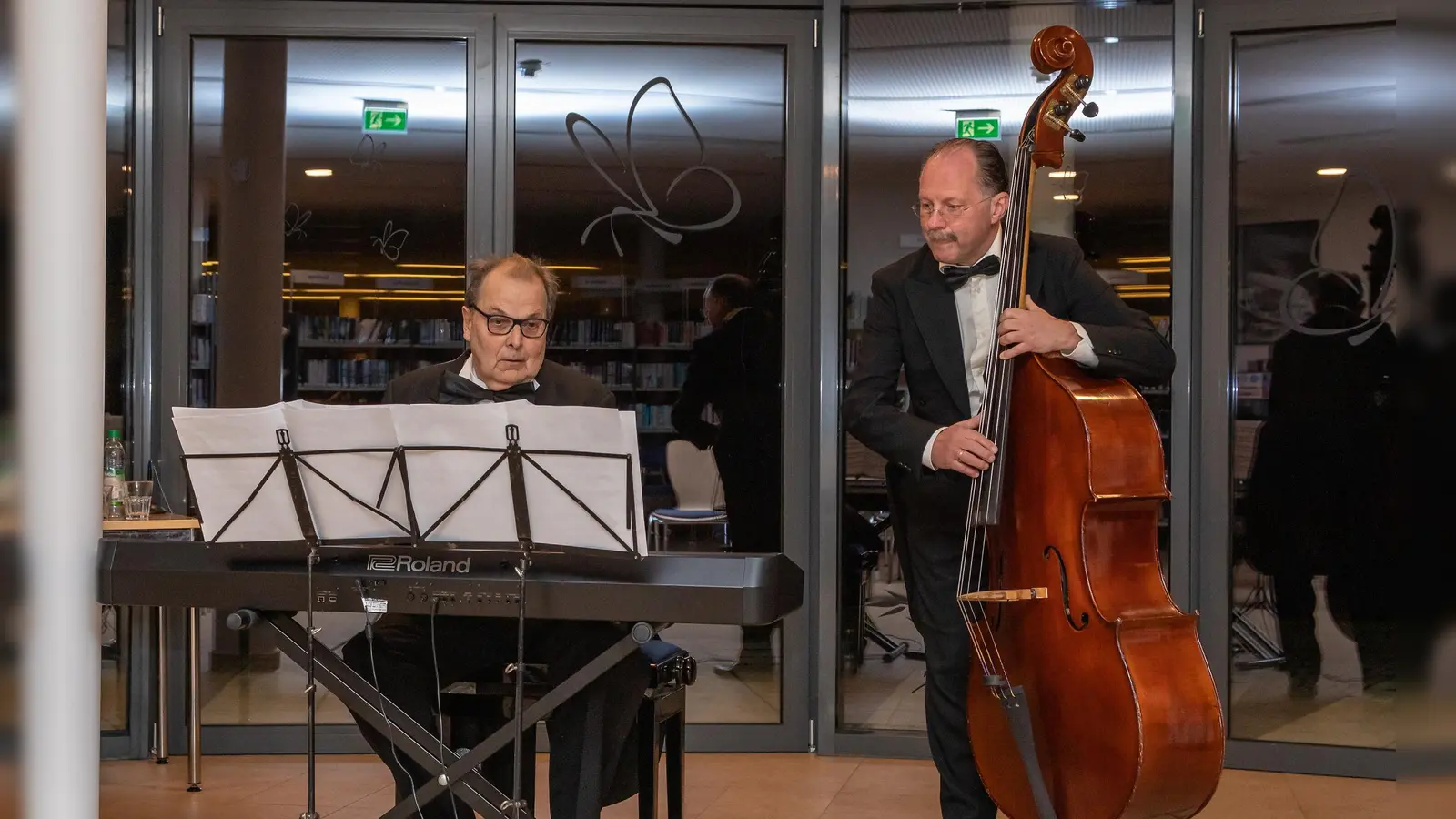 Mit Musik und Humor begeisterten Ludwig Götz als Sprecher und am Klavier sowie Thomas Schaffert am Kontrabass das Publikum in der Gemeindebibliothek.  (Foto: Gemeindebibliothek Krailling)