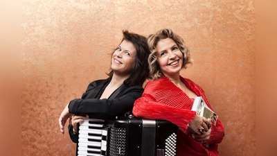 Ein Duo, das erstklassige Unterhaltung verspricht: Maria Reiter und Michaela May. Beide laden zum Kriminaltango ins Bürgerhaus ein.  (Foto: © Christoph A. Hellhake)