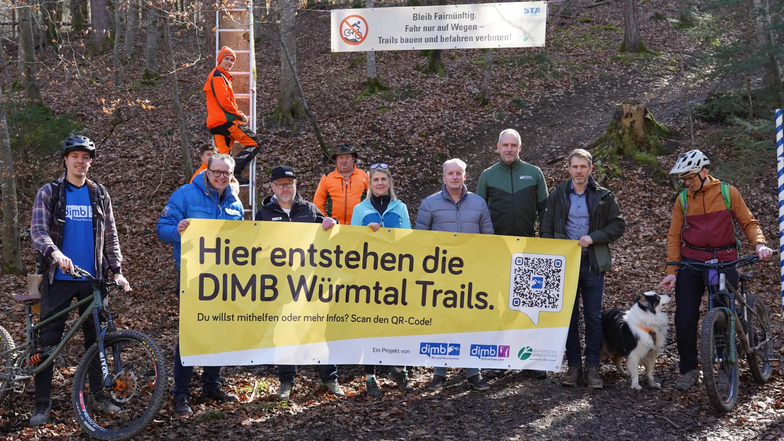 Forstbetriebsleiter Emil Hudler (2.v.r.), DIMB-Fachreferentin Sonja Schreiter sowie Mitglieder der DIMB freuen sich auf die neuen Mountainbike-Trails. (Foto: Ralf Schwarz)