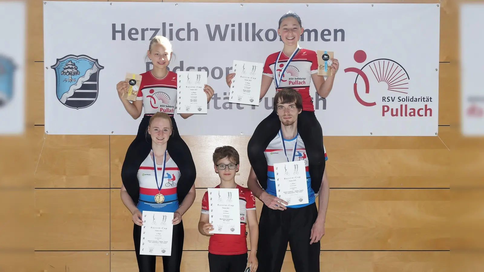 Freuten sich über ihre Erfolge (von links): Nica Mäder auf den Schultern von Sabine Tausch, Maximilian Heidenfeld sowie Blanca Keune auf den Schultern von Robert Schmidt. (Foto: Katrin Mäder)