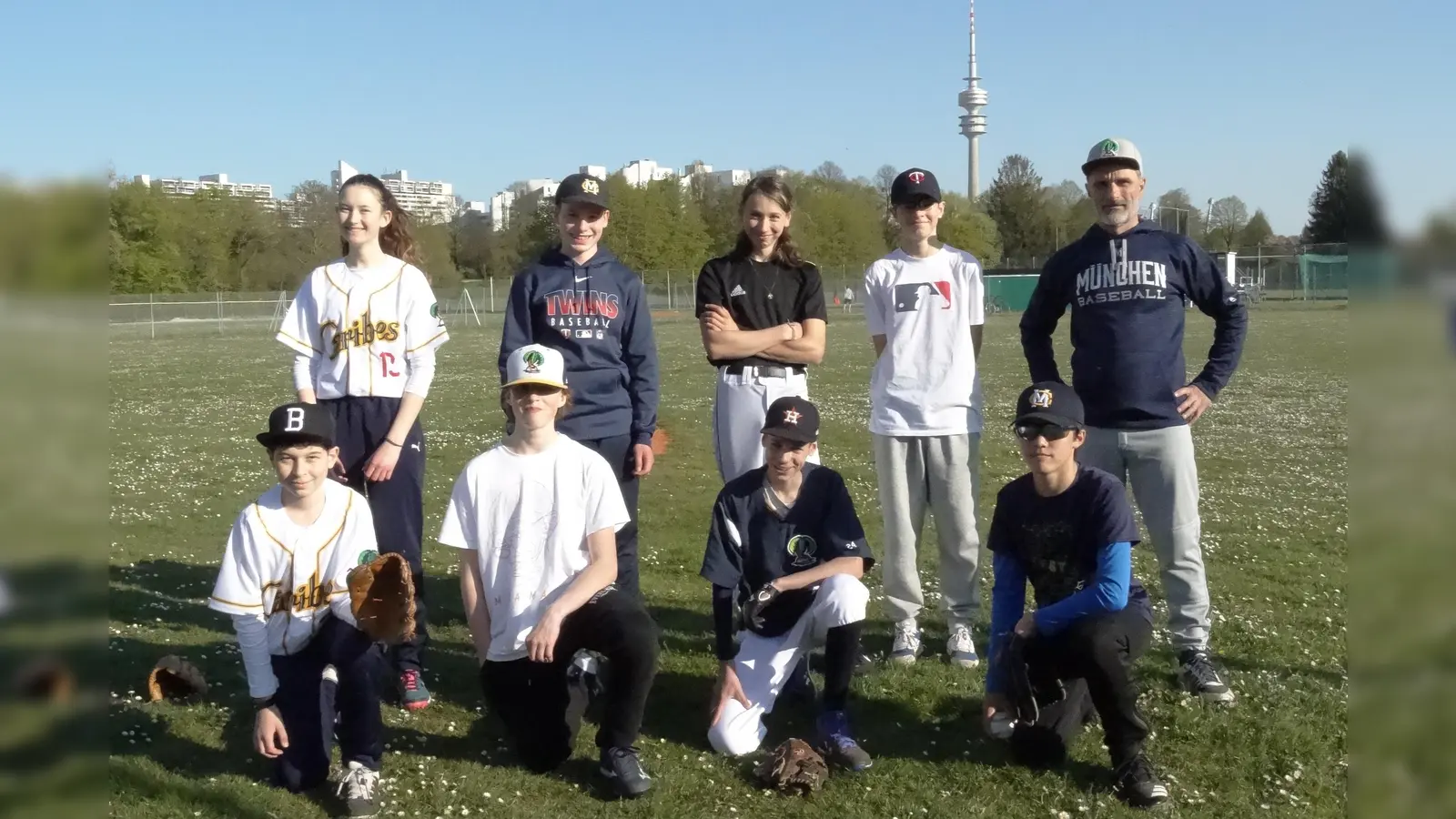 Einige Spieler der Jugendmannschaft der „München Caribes” mit ihrem Trainer Stefan Ondracek (rechts). (Foto: Tanja Beetz)