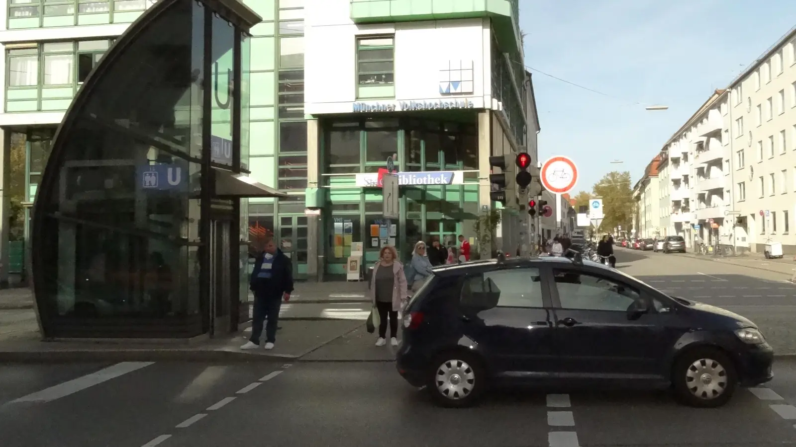 Eine längere Grünphase an der Fußgängerampel am Harras vor der Stadtbibliothek wünschen sich die Bürger. (Foto: tab)