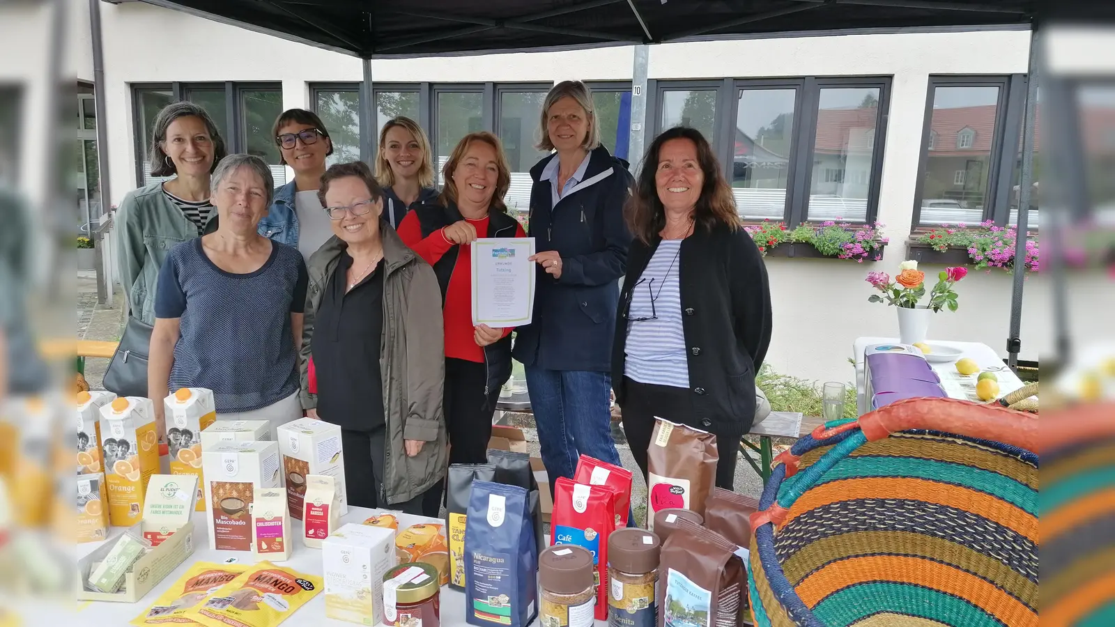 Große Freude bei allen: Bürgermeisterin Marlene Greinwald (dritte von rechts) überreichte überreichte der Vorsitzenden des Weltladen Tutzing e. V. die Urkunde über die Verlängerung der Auszeichnung „Fairtrade-Gemeinde“.  (Foto: Gemeinde Tutzing )