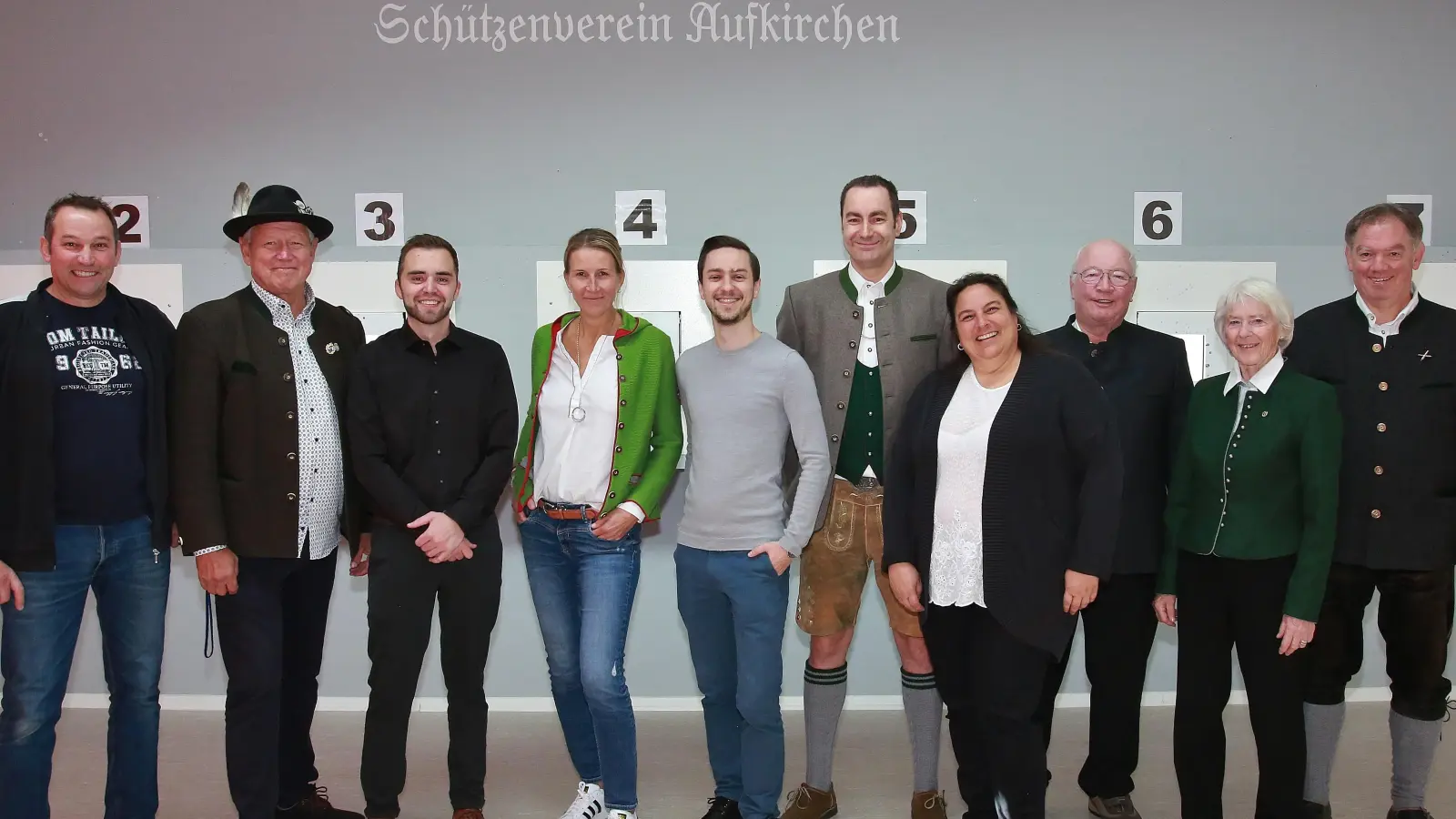 Der Vorstand der Schützengesellschaft St. Sebastian Aufkirchen (von links): Manfred Nöbauer, Reiner Drahtschmidt, Tobias Gilch, Lilli Reihl, Manuel Seitz, Maik Stürmer, Andrea Bergmüller, Martin Pfisterer, Irmi Steinbrück und Wolfgang Seiler. (Foto: SG St. Sebastian Aufkirchen)