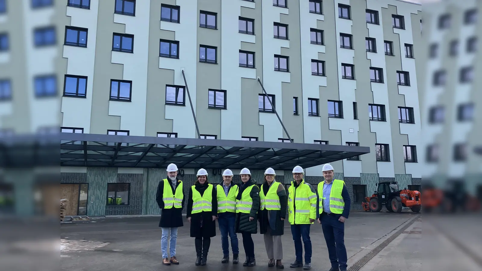 Ende 2025 soll die Harlachinger Klinik fertig gestellt sein. Jetzt fand eine Besichtigung der Baustelle durch Politiker und München Klinik Vertreter statt. (Foto: München Klinik.)