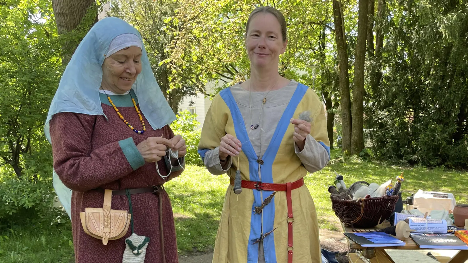 So könnten im Mittelalter die Bajuwaren sich gekleidet haben. Die Mittelaltergruppe Nors Farandi mit Gründungsmitglied Christine Lindele (r.) präsentiert altes Handwerk im Rathauspark. (Foto: Patrizia Steipe)