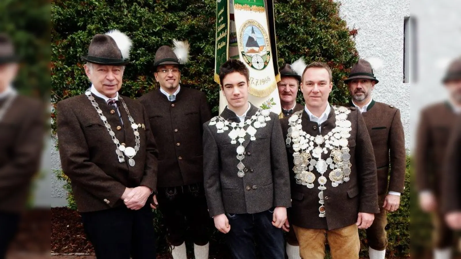 Stolz präsentieren sich die neuen Könige der Adlerschützen mit der Fahnenabordnung. Von links: Helmut Jakob, Dominik Speth, Mathias Jöhnk. Sie hatten beim Königsschießen die Nase vorne und bekamen die Königsketten umgehängt. (Foto: Adlerschützen Wangen)